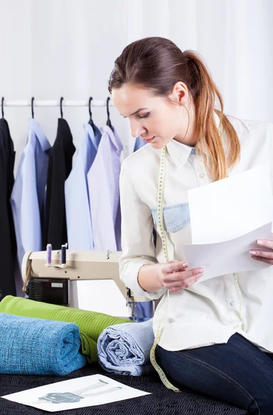 Tailor in her workshop — Stock Photo, Image