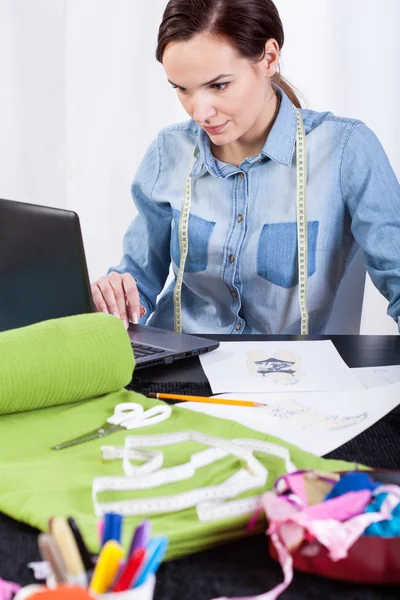 Modedesignerin beobachtet Projekt — Stockfoto