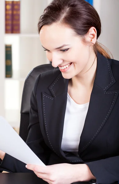 Mujer leyendo documento — Foto de Stock