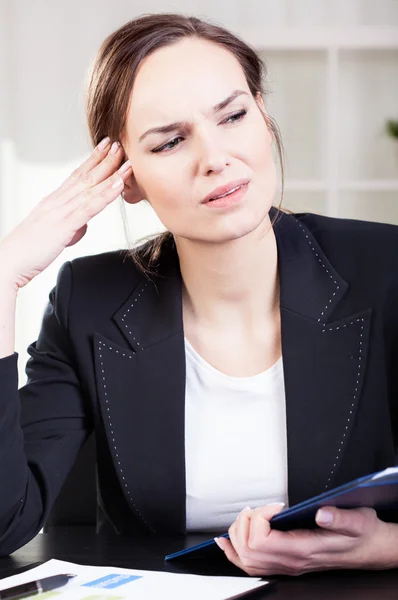 Geschäftsfrau bekommt Kopfschmerzen — Stockfoto
