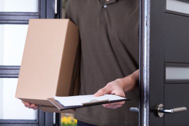 bir işaret soran kurye