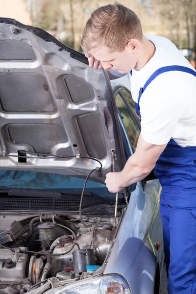 Mechanik pozvedá auto kapuce — Stock fotografie