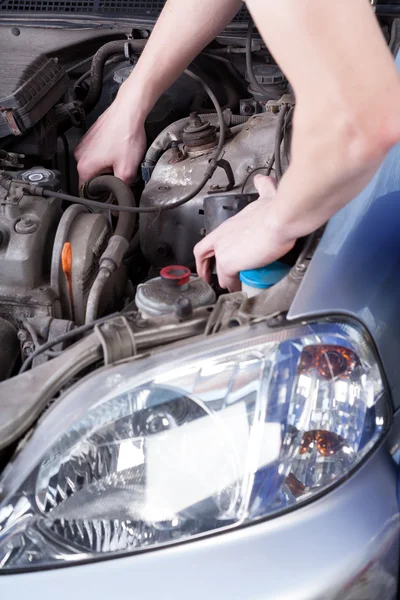 Homme réparer moteur de voiture — Photo