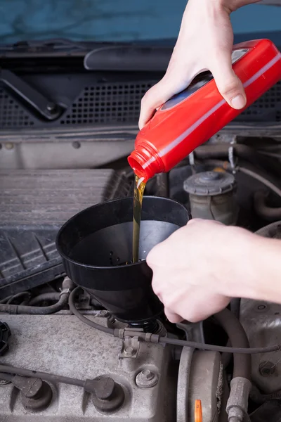 Pouring motor oil — Stock Photo, Image