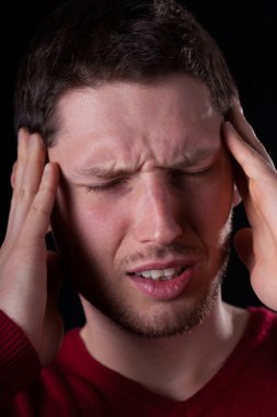 adam korkunç baş ağrısı ile