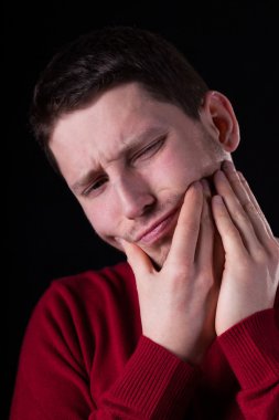 ağrılı diş olan adam