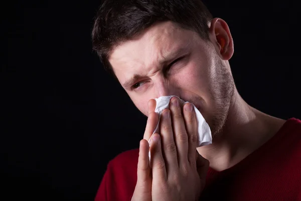 Mann pustet sich die Nase aus — Stockfoto