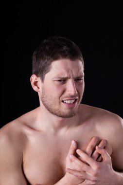 Kalp krizi geçiren genç adam.