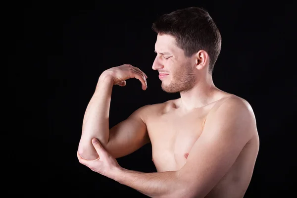 Homem com o cotovelo pintado — Fotografia de Stock