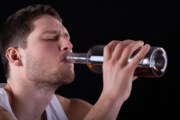 Hombre bebiendo de la botella — Foto de Stock