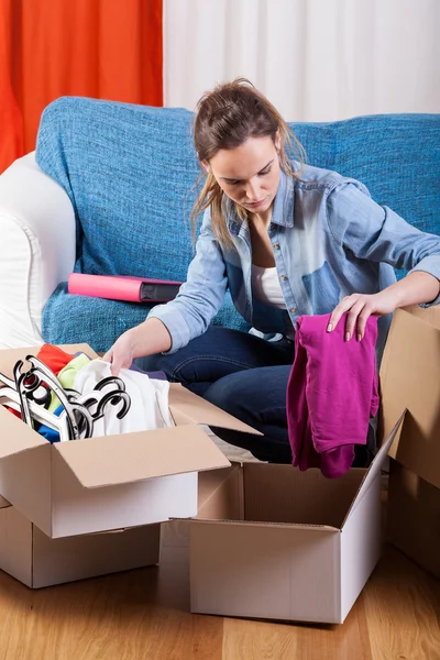 Woman packing stuff — Stock Photo, Image
