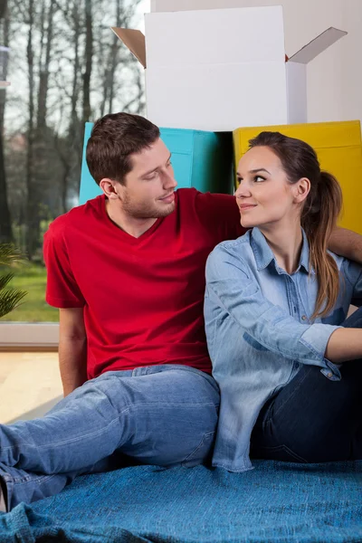 Matrimonio sentado en casa nueva — Foto de Stock