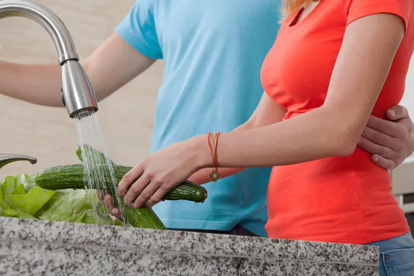 夫妇洗蔬菜 — 图库照片
