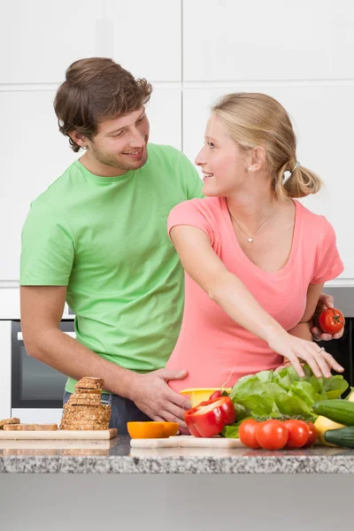 Bonne femme dans la cuisine — Photo