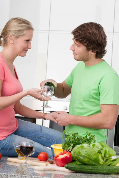 Bebida na cozinha — Fotografia de Stock