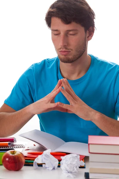 Étudiant méditer avant la tâche — Photo