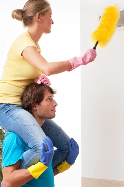 Piggy back dusting — Stock Photo, Image