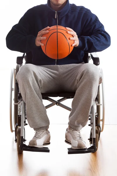 Homem em cadeira de rodas com basquete — Fotografia de Stock