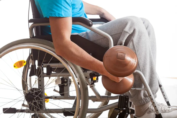 Man in wheelchair lifting weight — Stock Photo, Image