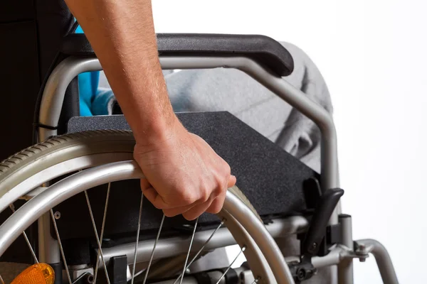 Homme utilisant son fauteuil roulant — Photo