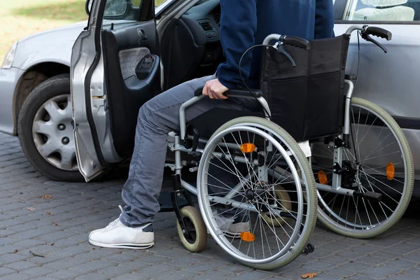 Homme en fauteuil roulant à côté de la voiture — Photo