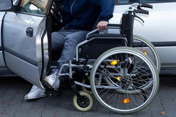 Niepełnosprawny mężczyzna przygotowanie do jazdy — Zdjęcie stockowe