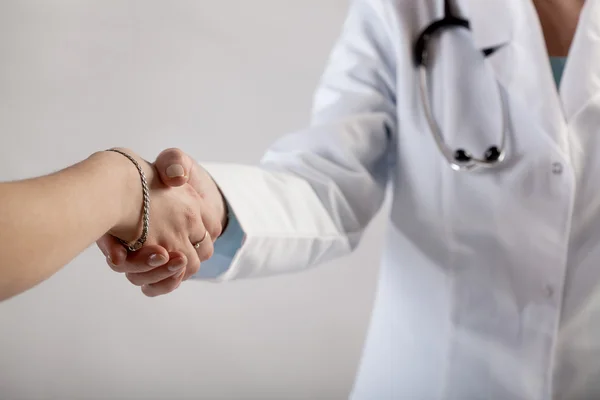 Doktor elini sıkarken — Stok fotoğraf