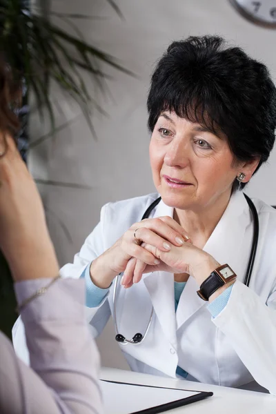 Conversa com um médico — Fotografia de Stock