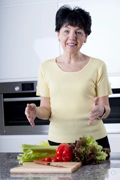 Kvinnan matlagning friska — Stockfoto