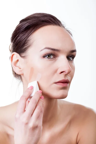 Mulher com amostras de fluido no rosto — Fotografia de Stock