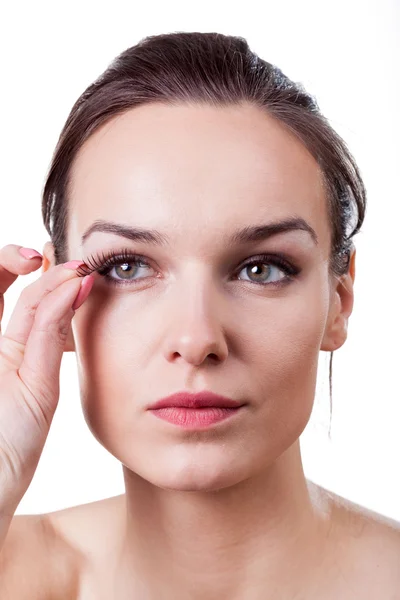 Kvinna ansöker falska ögonfransar — Stockfoto