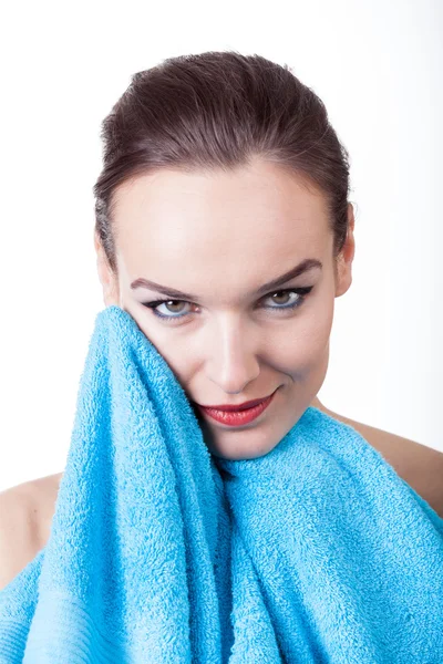 Vrouw die haar gezicht wast — Stockfoto