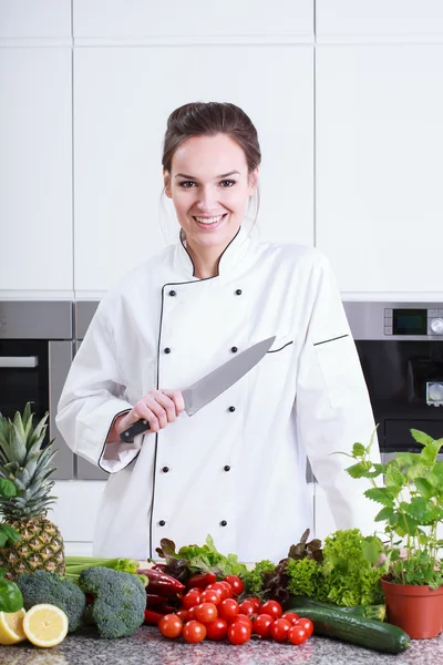 Senhora feliz cozinheiro preparar comida — Fotografia de Stock