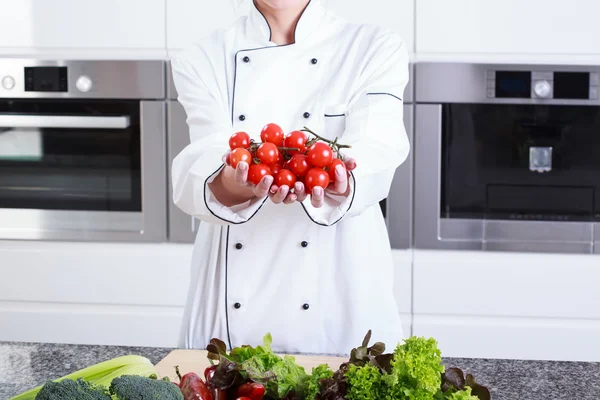 Person med grönsaker — Stockfoto