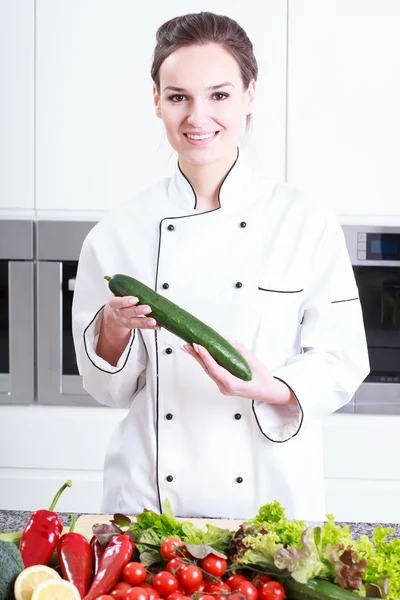 Vrouw met komkommer — Stockfoto