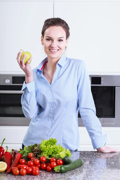 Mujer sonriendo en la cocina — Foto de Stock