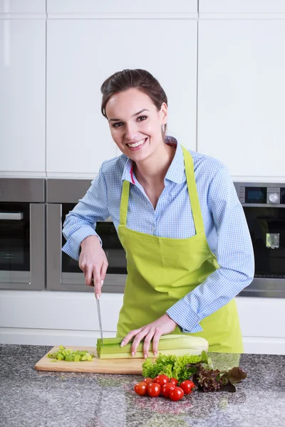 Frau schneidet Gemüse — Stockfoto