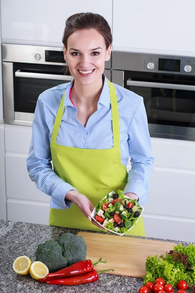 Donna con insalata fresca — Foto Stock