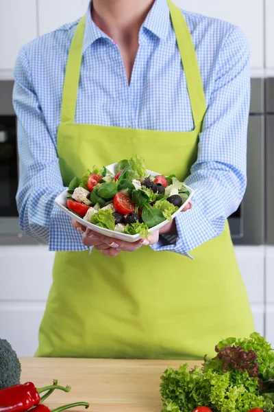 Pessoa que detém salada fresca — Fotografia de Stock