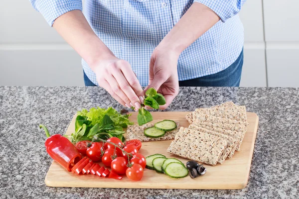 Gehakte groenten op de keukentafel — Stockfoto