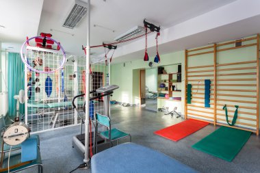 Fizik tedavi kliniğinde boş oda