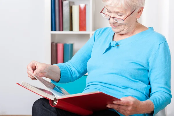 Mujer anciana viendo fotos — Foto de Stock