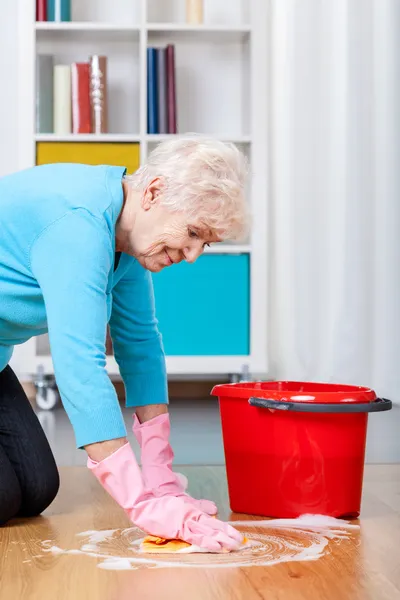 Elderly woman cleaning floor — Stock Photo, Image