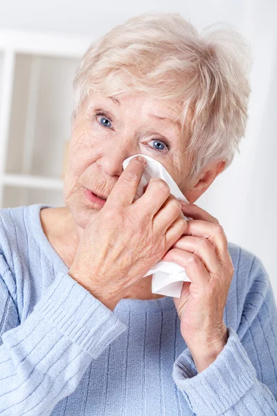 Пожилая женщина плачет — стоковое фото