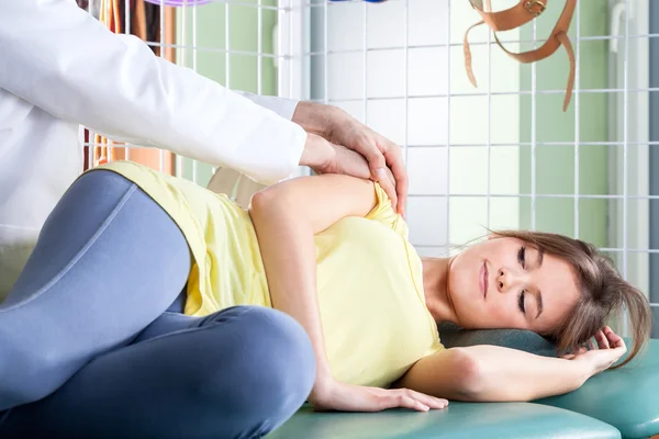 Fisioterapeuta massajando o braço do paciente — Fotografia de Stock