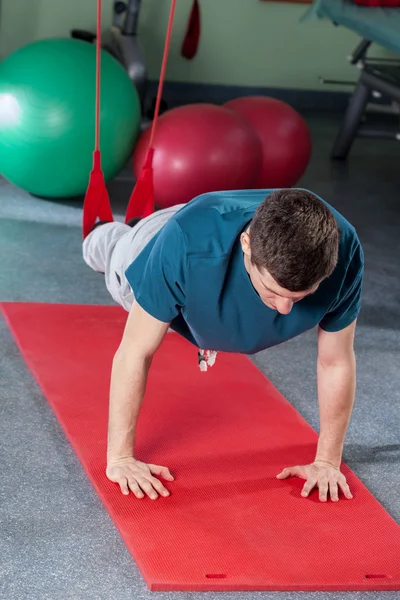 Man utövar i suspension — Stockfoto