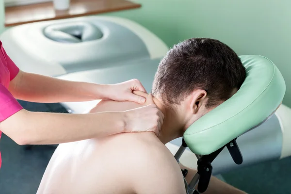 Uomo che riceve massaggio alle spalle — Foto Stock