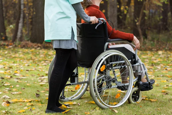 Funktionshindrade och sjuksköterska på en promenad — Stockfoto