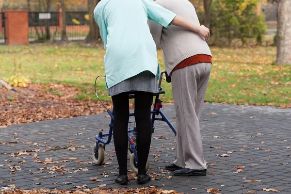 Infirmière et handicapée avec marchette — Photo