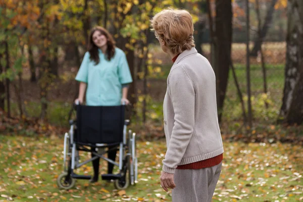 Behinderte mit Krankenschwester an der frischen Luft — Stockfoto